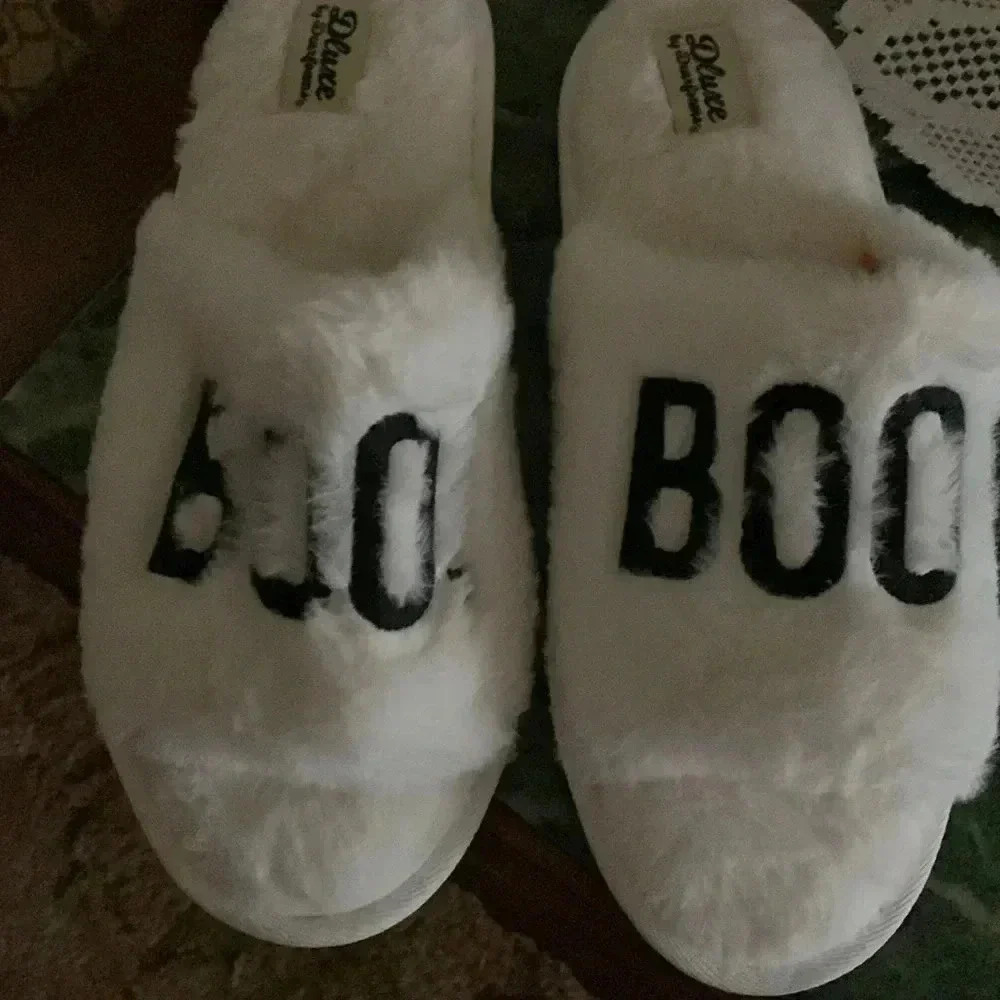 🎀SOLD🎀 Slippers for ladies white and with boo lettering on top Size Large - Picture 1 of 5
